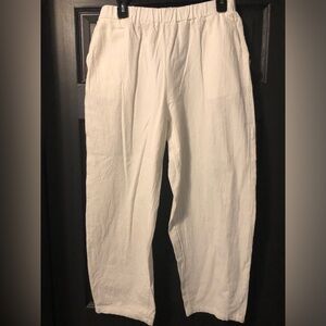 Women’s White Casual Linen Pants
Front pockets with button detail
Size L
EUC